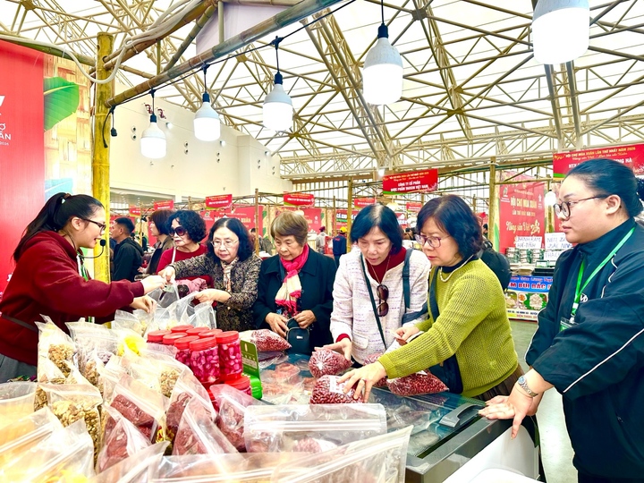 Bỏ túi hàng trăm triệu tại Hội chợ Mùa Xuân vì khách mê tỏi cô đơn Lý Sơn