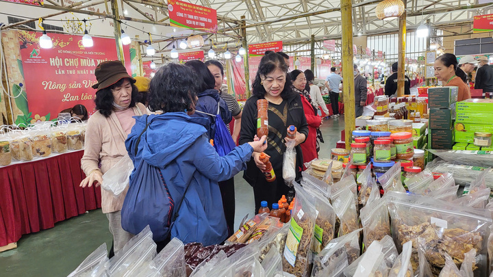 Người dân hài lòng vì sắm đủ hàng Tết chỉ sau 1 ngày đi hội chợ Mùa xuân
