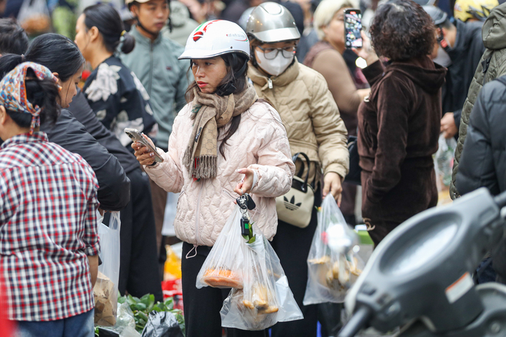 Giá đồ lễ cúng ông Công ông Táo rẻ hơn mọi năm, người Hà Nội tấp nập mua