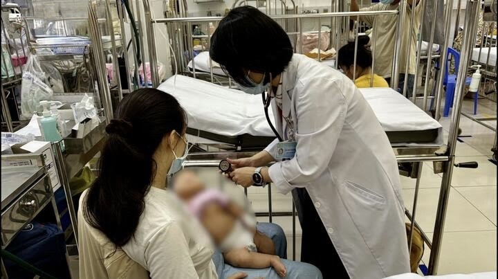 Cảnh giác với cúm mùa ở trẻ khi thời tiết thay đổi dịp Tết