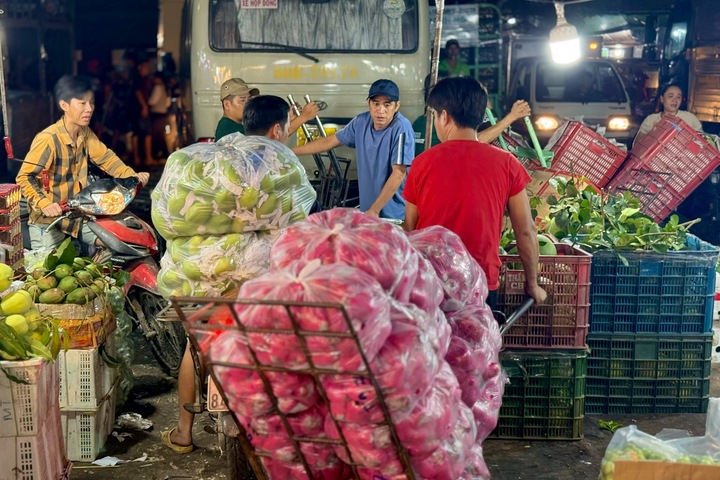Chợ đầu mối nông sản lớn nhất TP.HCM tấp nập ngày cận Tết, giá cả tăng nhẹ
