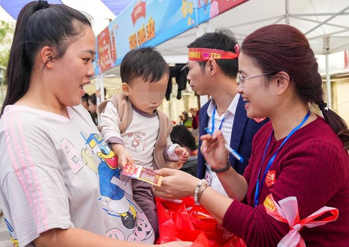 Tết ở viện, bệnh nhân ung thư rưng rưng khi bác sĩ cắm cành đào nhỏ