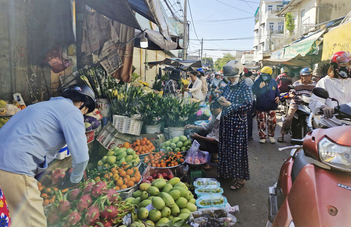 Chợ đông nghẹt, người mua kẻ bán vội vàng sáng 29 Tết