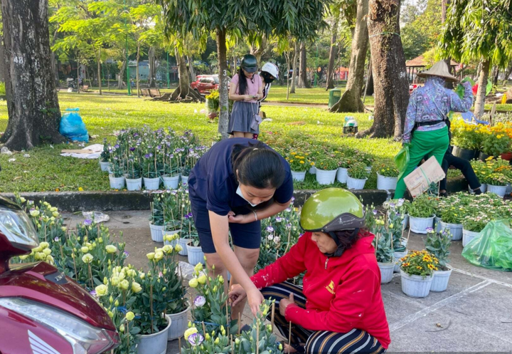 Nhiều chợ hoa TP.HCM trống trơn sáng 29 Tết, tiểu thương bán hết dọn hàng về sớm
