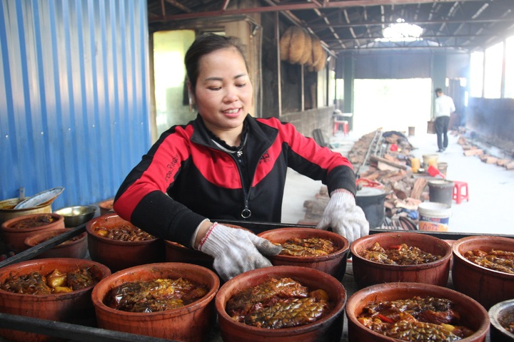 Cá kho làng Vũ Đại đỏ lửa xuyên Tết, mỗi gia đình thu hơn nửa tỷ đồng