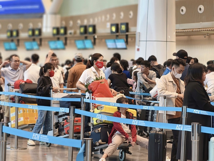 Gần 120.000 khách qua Sân bay Tân Sơn Nhất ngày 29 Tết, hạ nhiệt sau cao điểm