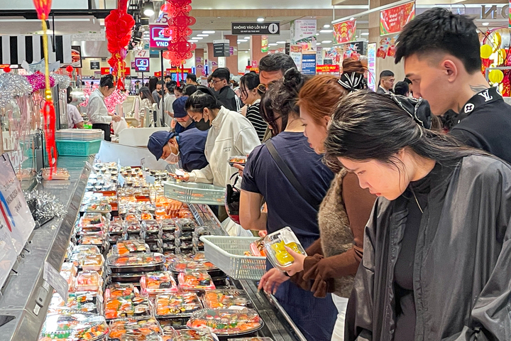 Mùng 4 Tết, trung tâm thương mại ở Hà Nội đông nghịt khách