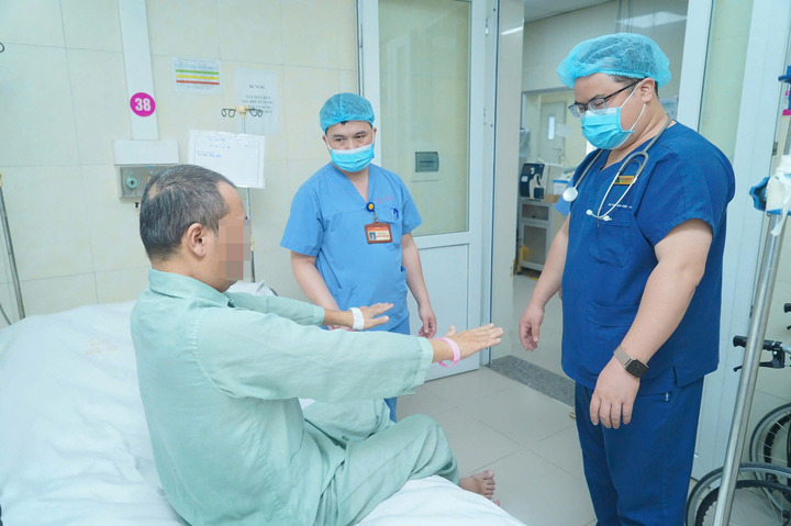 Người đàn ông ngừng tim gần tiếng được cứu sống ngoạn mục