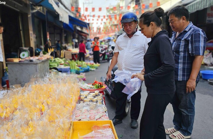Thị trường hoa tươi, đồ cúng sôi động trước ngày vía Thần Tài