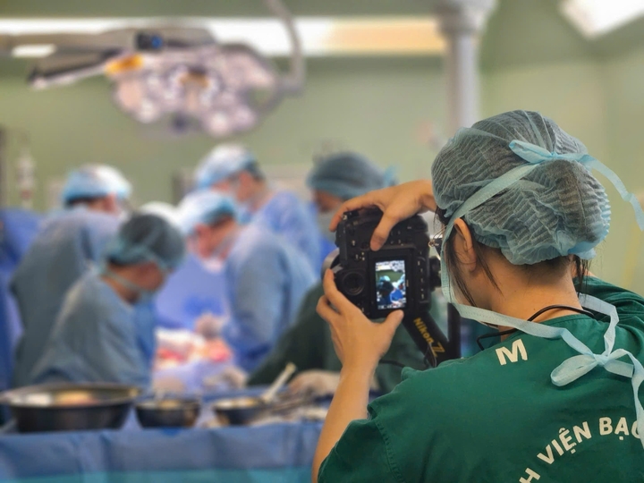 Người phụ nữ lặng lẽ ghi lại những khoảnh khắc sinh tử sau cánh cửa phòng mổ