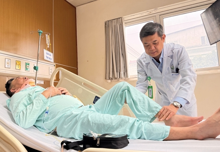 Từ Anh về Việt Nam mổ ống sống cổ