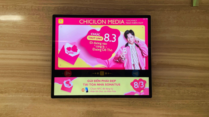 Fan mong chờ nhận lời chúc 8/3 từ nghệ sĩ qua màn hình thang máy