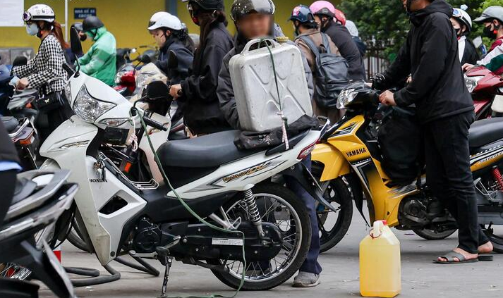 Người dân mang can mua, chuyên gia nói nguồn xăng trong nước cơ bản vẫn bảo đảm