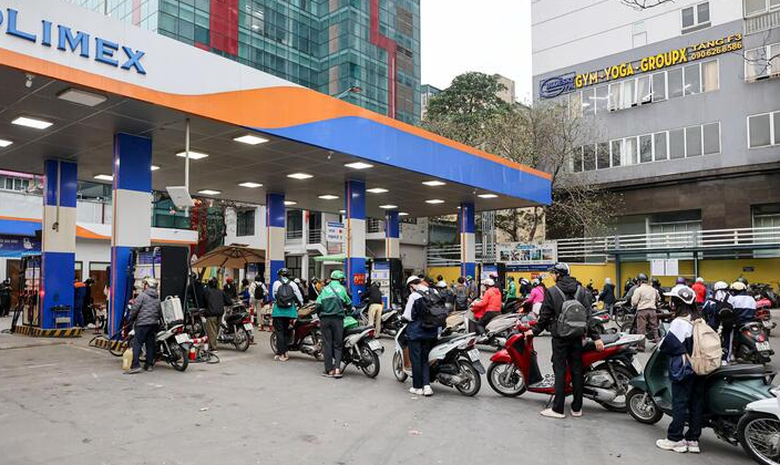 Phó Thủ tướng yêu cầu bảo đảm nguồn cung xăng dầu cho thị trường trong nước