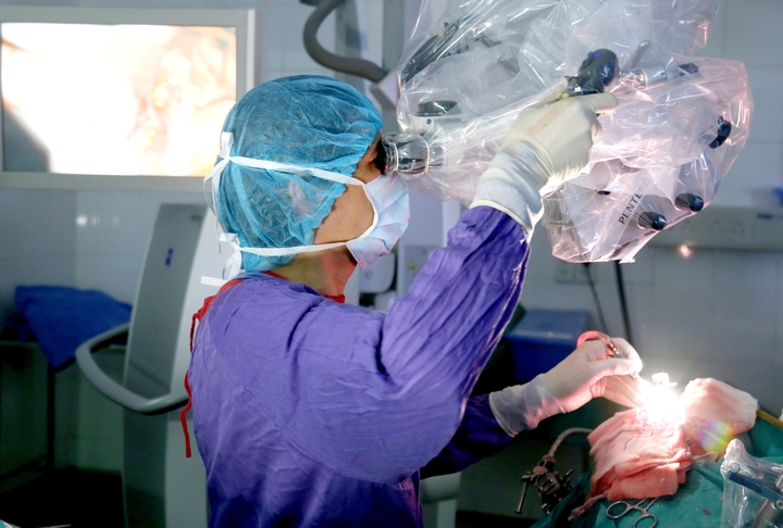 Chi tiền tỷ ra nước ngoài chữa bệnh, cuối cùng vẫn về "cầu cứu" bác sĩ Việt