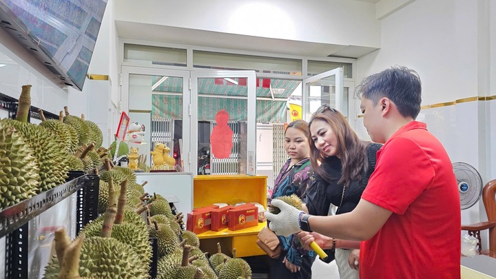 Sầu riêng gai đen tiền triệu mỗi trái vẫn ‘cháy hàng’