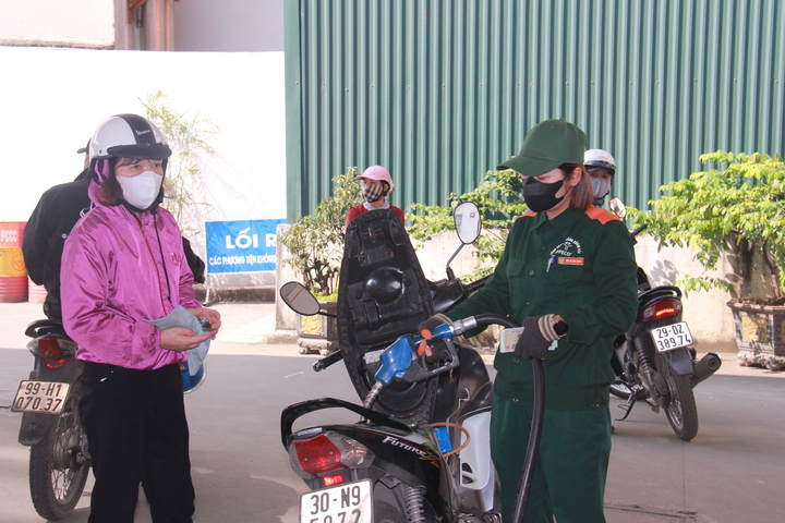 Dẹp điểm bán xăng tự phát, người dân không còn mua tích trữ