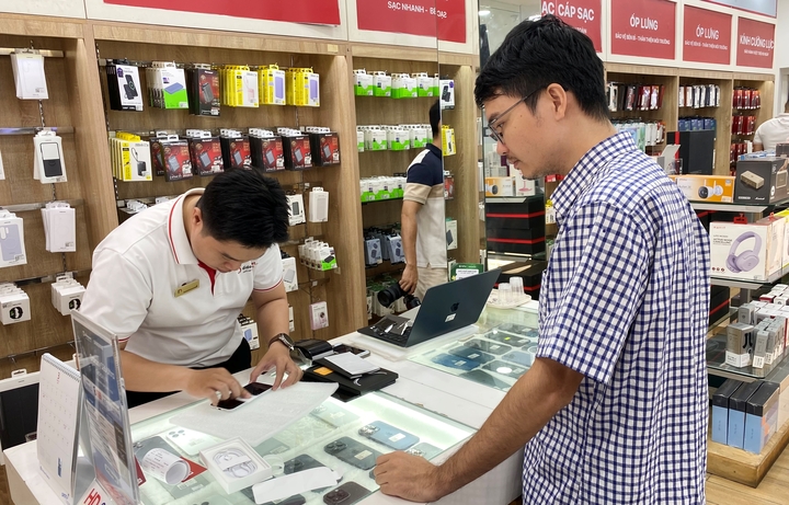 Ngày đầu tiên mở bán iPhone 17e, khách mua thưa thớt