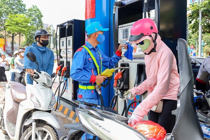 Giá xăng dầu thế giới đã giảm, vì sao giá trong nước vẫn tăng?