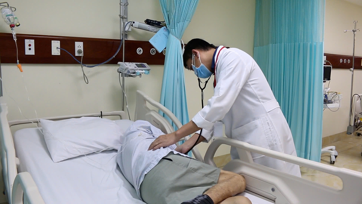 Cụ ông 80 tuổi suýt mất mạng vì tự cắt ống thông tiểu