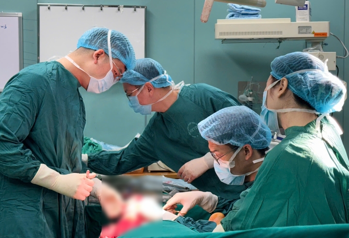 Bàn chân hoại tử bốc mùi do đắp lá