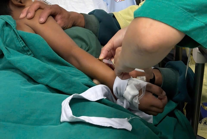 Xuyên đêm truyền thuốc WHO hỗ trợ, cứu 3 trẻ ngộ độc nghi ăn cá ủ chua