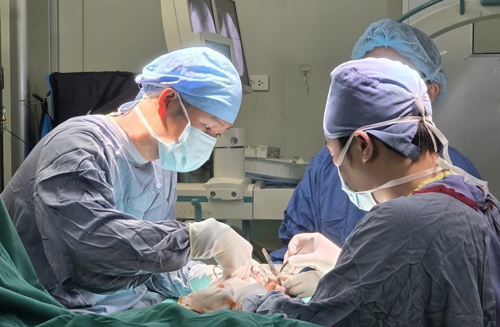 Lương bác sĩ thay đổi ra sao khi lương cơ sở tăng 8% từ 1/7?