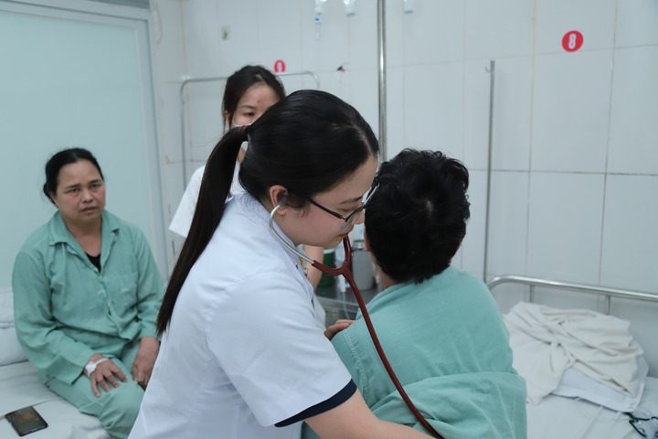 Bảng lương bác sĩ dự kiến từ 1/7 khi lương cơ sở tăng 8%