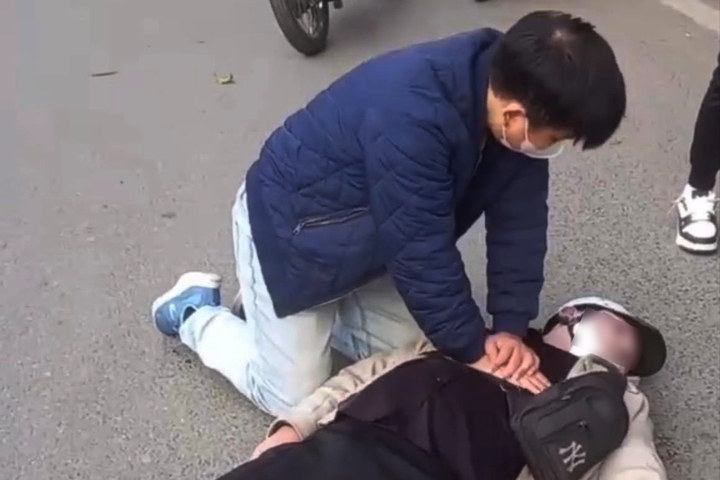 Bác sĩ ép tim giữa phố cứu thanh niên ngừng tim