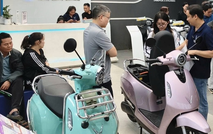 Xe điện đắt hàng như tôm tươi thời giá xăng dầu "phi mã"