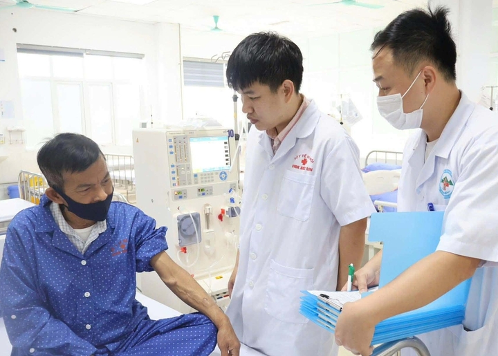 Bác sĩ cứu người giữa phố: "Bản năng thôi thúc, tôi không có giây nào để do dự"