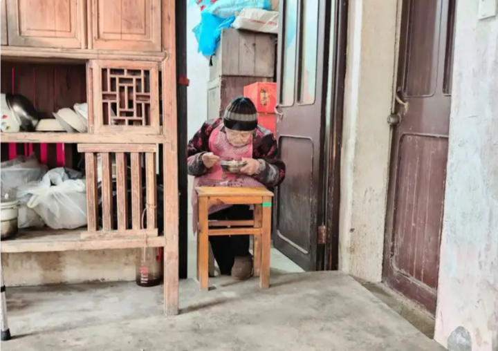 Chế độ ăn ngủ "độc lạ" của cụ bà 50 năm không vào viện