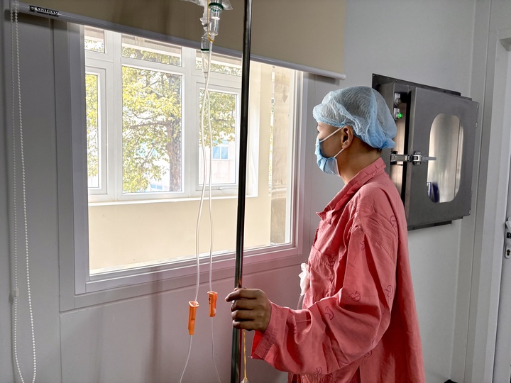 Phía sau cánh cửa vô trùng, bệnh nhân chỉ mong "sớm được về ôm con’