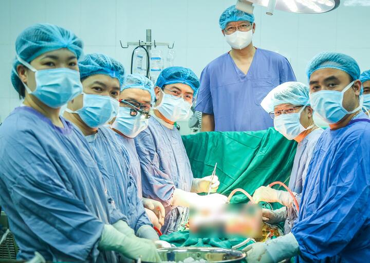 Kỳ tích Việt Nam: Nhận tim gan người này, hiến ngay gan mình cứu người khác