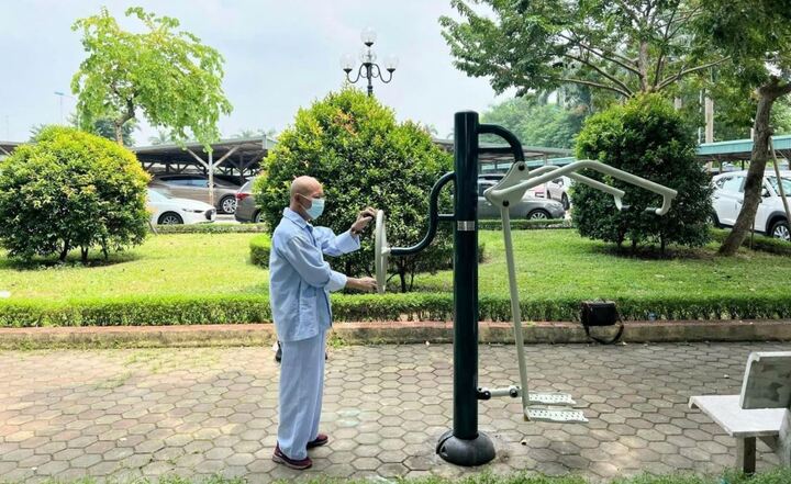 Từng "nín thở" khi đi viện công, nay ngỡ ngàng vì hành lang xanh, phòng chờ sạch