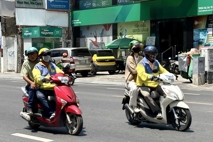 Giá xăng ép người dân tính lại từng đồng cho mỗi chuyến đi