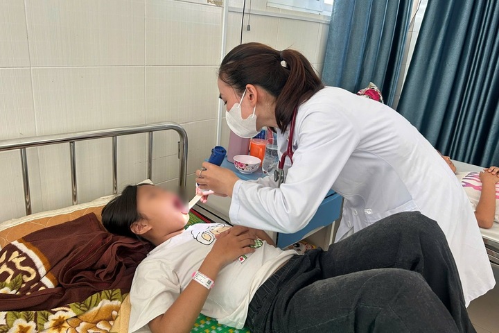 Hàng chục người nhập viện nghi do ngộ độc sau khi ăn bánh mì: Lấy mẫu xét nghiệm