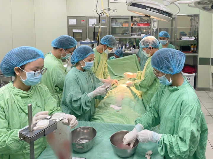 Ghép tuỷ từ chị ruột cứu bé gái ở Lào Cai bị tan máu bẩm sinh