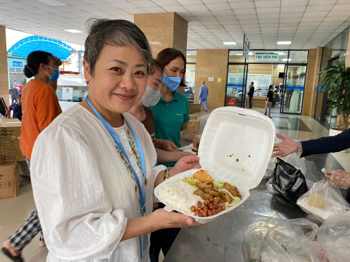 Nữ cán bộ ung thư phổi 10 năm miệt mài "giành" sự sống cho bệnh nhân nghèo