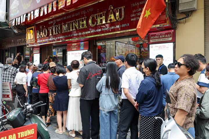 Bảo Tín Minh Châu mở cửa trở lại, khách được mua tối đa 2 chỉ, nhận vàng ngay