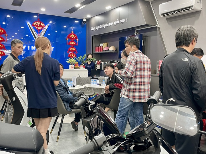 Khách TP.HCM nườm nượp mua xe điện, sẵn sàng cọc trước giữ chỗ vì đại lý hết xe