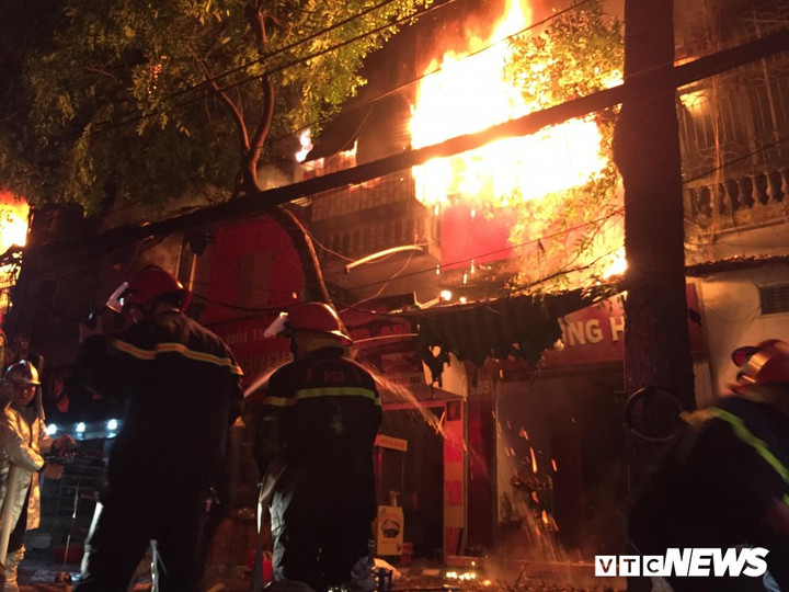 Ông Hiệp 'khùng' mang theo 2 ba lô tài liệu đến tòa sáng nay - 4