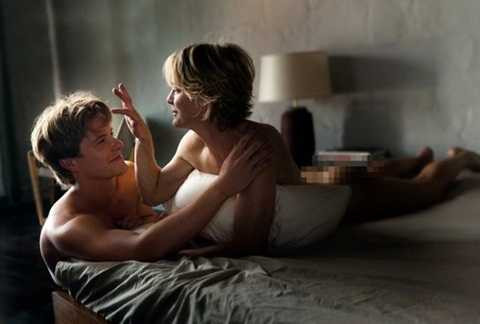 Trailer phim gây sốc về 'phi công trẻ, máy bay bà già' - 1