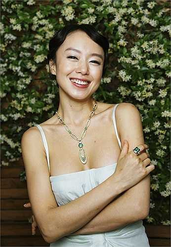 Sinh năm 1973, Jeon Do Yeon có lẽ là diễn viên Hàn nổi tiếng nhất thế giới, không chỉ bởi tài năng mà còn vì số lượng phim 18+ với những cảnh nóng táo bạo mà cô đã thể hiện như Happy End, The Housemaid hay Untold Scandal. Jeon Do Yeon từng giành giải Nữ diễn viên xuất sắc nhất tại liên hoan phim Cannes 2007 cho vai diễn trong phim Secret Sunshine.