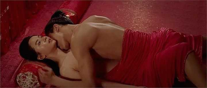 Tuy nhiên, vai diễn ấn tượng nhất và để lại dấu ấn mạnh nhất của Song Ji Hyo trong lòng khán giả có lẽ là vai Hoàng hậu trong Sương Hoa điếm (A Frozen Flower, 2008). Người đẹp có rất nhiều cảnh quay mãnh liệt và trần trụi với bạn diễn nam trong phim. Với gần 4 triệu vé được bán ra, Sương Hoa điếm là bộ phim ăn khách thứ 6 của Hàn Quốc trong năm 2008.