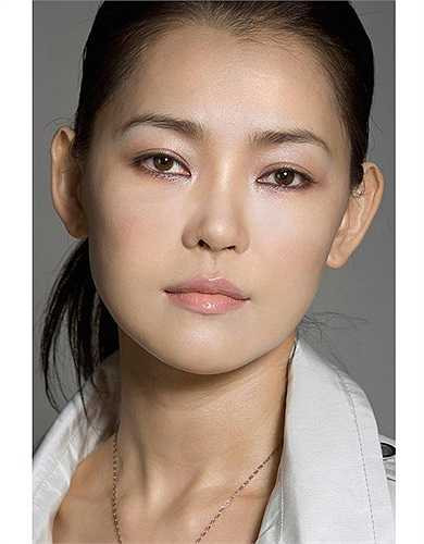 Sinh năm 1975, Seo Jeong là một trong những nữ diễn viên nổi tiếng nhất của Hàn Quốc. Không thường xuyên đóng phim hay xuất hiện trên truyền hình trong thời gian gần đây nhưng những vai diễn đã qua của Seo Jeong như trong The Isle, Green Chair hay Yellow Flower đã ghi dấu ấn quá đậm nét trong lòng khán giả và là những vai diễn mà người ta còn phải nhắc mãi.