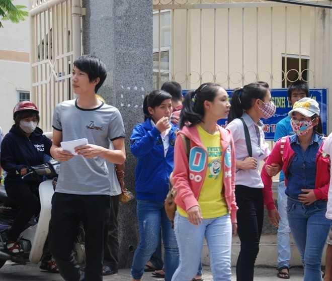 Bị bắt khi trốn ở nhà vệ sinh với 2 giấy báo thi giả - 1