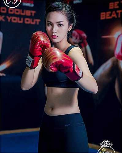 Nữ sinh Ngoại thương khoe eo thon, dáng chuẩn khiến bao chàng trai mê mẩn - 1