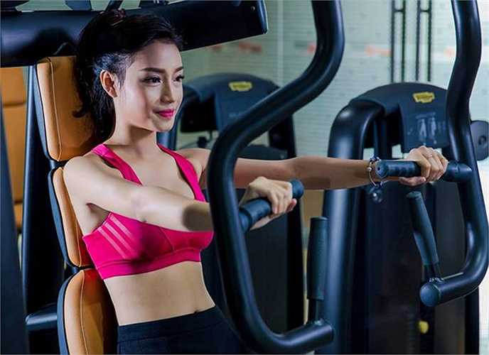 Nữ sinh Ngoại thương khoe eo thon, dáng chuẩn khiến bao chàng trai mê mẩn - 10