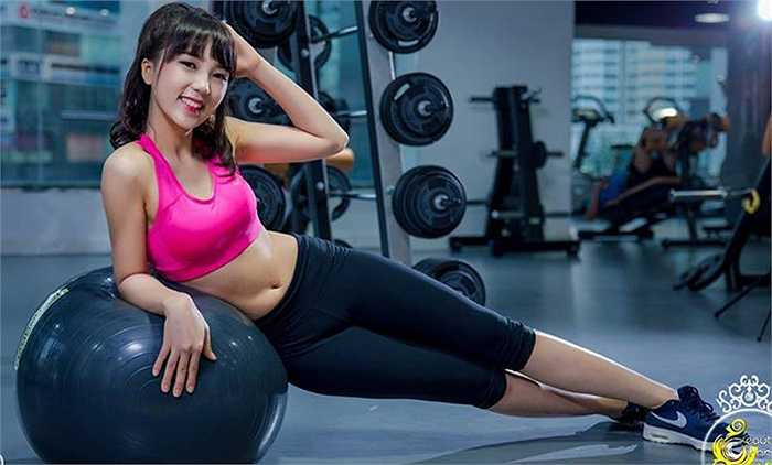 Nữ sinh Ngoại thương khoe eo thon, dáng chuẩn khiến bao chàng trai mê mẩn - 11